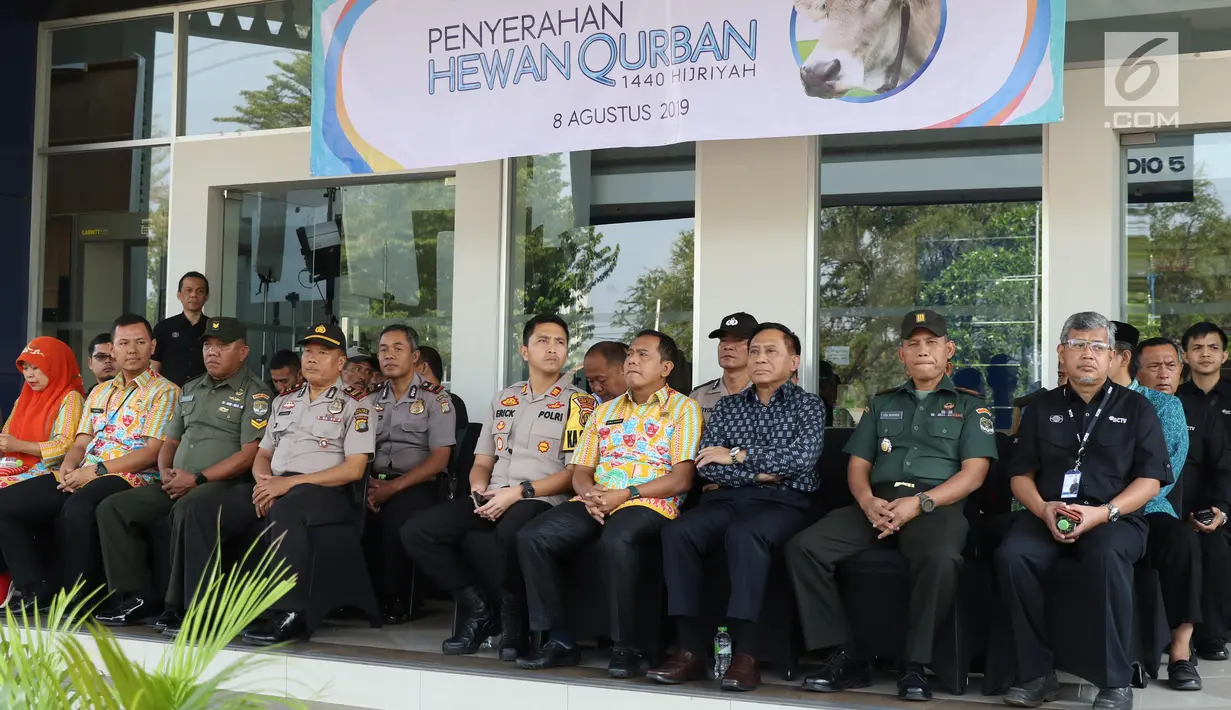 Direktur SCM Imam Sudjarwo (ketiga kanan) menghadiri acara penyerahan hewan kurban di Studio 5 Indosiar, Jakarta Barat, Kamis (8/8/2019). PT SCM yang membawahi SCTV dan Indosiar menyerahkan sebanyak lima ekor sapi dan 60 kambing untuk disebar ke berbagai daerah di Jakarta (Liputan6.com/Angga Yuniar)