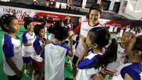 Lilyana Natsir memberikan pelatihan kepada anak-anak dalam acara Djarum Badminton All Star dan Coaching Clinic, di GOR Turide, Mataram, sejak Jumat (9/2/2018) hingga Sabtu (10/2/2018). (dok. PB Djarum)