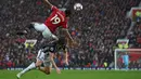 Pemain Manchester United, Marcus Rashford (atas) melakukan duel dengan pemain West Bromwich, Jay Rodriguez pada lanjutan Premier League di Old Trafford, Manchester,(15/4/2018). Manchester United kalah 0-1. (AFP/Paul Ellis)