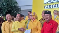 Partai Golkar resmi memberikan surat rekomendasi kepada Airin Rachmi Diany dan Ade Sumardi untuk maju Pemilihan Gubernur (Pilgub) Banten 2024. Ketua Umum Partai Golkar Bahlil Lahadalia menyerahkan surat rekomendasi kepada Airin-Ade di Kantor DPP Partai Golkar Jakarta, Selasa (27/8/2024). (Liputan6.com/Lizsa Egaham)