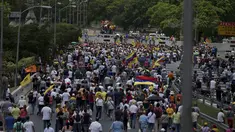 Warga Venezuela turun ke jalan memprotes keputusan Mahkamah Agung  yang mencabut kekuasaan dari Majelis Nasional, di Caracas, Venezuela, Sabtu (1/4). (AP Photo / Fernando Llano)