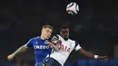 Bek Tottenham Hotspur, Serge Aurier berebut bola udara dengan bek Everton, Lucas Digne pada pertandingan lanjutan Liga Inggris di Goodison Park di Liverpool, Inggris, Sabtu (17/4/2021). Tambahan satu angka membuat Everton tetap di peringkat ke-8 dengan 49 angka. (Peter Powell / Pool via AP)