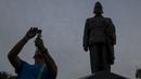 Pengunjung selfie di depan Patung Soekarno yang berada di area Festival Asian Games 2018 pada hari Sabtu (1/9/2018) di kawasan Gelora Bung Karno, Senayan Jakarta. (Bola.com/Peksi Cahyo)