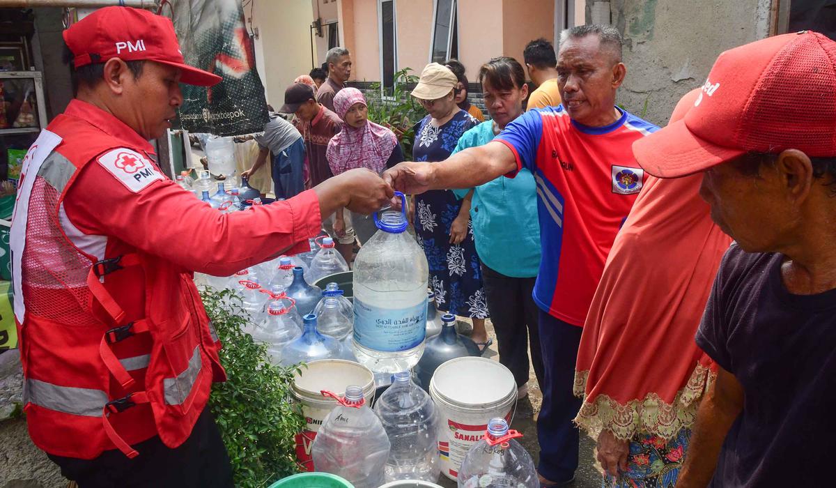 PDAM Mati dan Sumur Mengering,  Warga Depok Dapat Bantuan Air Bersih