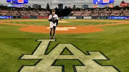 Suga juga menyempatkan diri untuk berfoto di tengah lapangan (Liputan6.com/twitter/Dodgers)