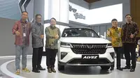 Jajaran Manajemen Wuling Motors bersama Alvez 'Style &amp; Innovation in One SUV' di Indonesia International Motor Show (IIMS) 2023.