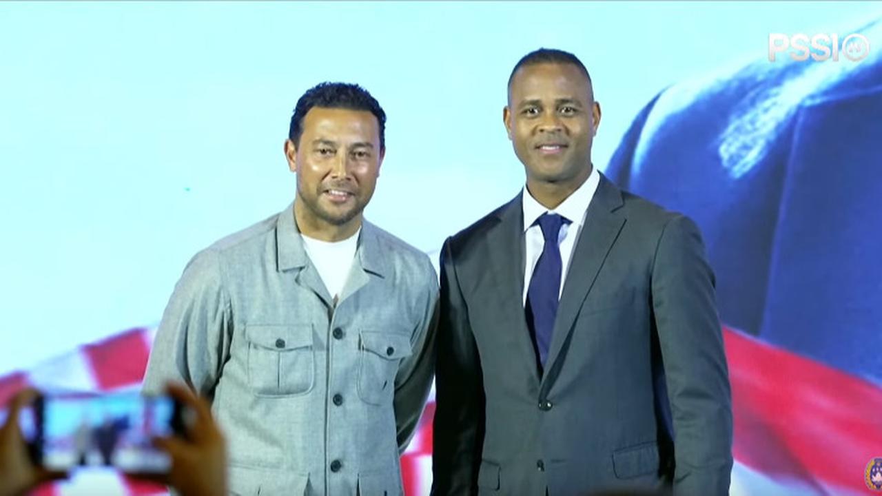 Momen Semringah Pelatih Timnas Kluivert, Turun Pangggung Gandeng Asisten Denny Landzaat