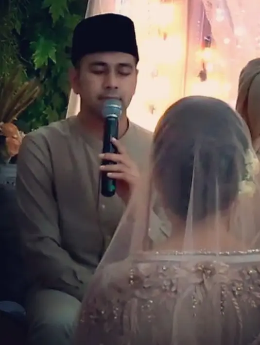 Video beberapa detik prosesi memohon doa dan restu pada ibunda sebelum menikah. Suasana haru juga begitu terlihat pada video acara pengajian tersebut. (Instagram/syahnazs)