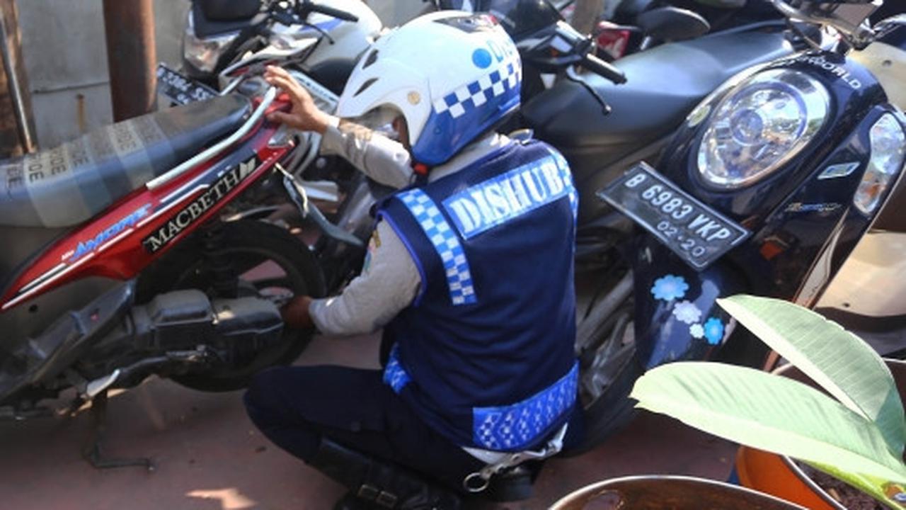 Parkir di trotoar, ratusan pentil sepeda motor dicabuti Dishub