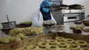 Seorang perempuan Palestina menyiapkan kue tradisional untuk dijual di asosiasi wanita setempat menjelang Idul Fitri untuk merayakan akhir bulan Ramadan di tengah karantina wilayah (lockdown) akibat epidemi COVID-19 di Kota Beit Lahia, Jalur Gaza utara, pada 17 Mei 2020. (Xinhua/Rizek Abdeljawad)