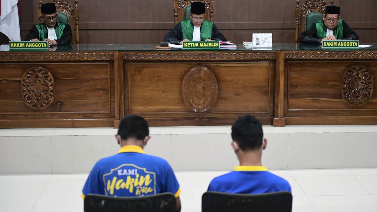 FOTO: Terbukti Lakukan Hubungan Sesama Jenis, Dua Pria di Banda Aceh Divonis 80 Kali Cambuk