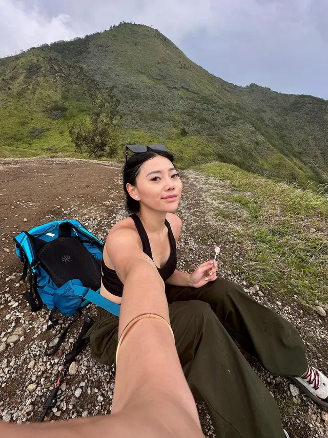 8 Gaya Sporty Wendy Walters Taklukkan Gunung Merbabu dengan Outfit dari Brand Ternama