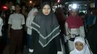 Warga Harapan Mulya, Medansatria, Kota Bekasi, antusias berkeliling pawai obor dalam rangka menyambut Tahun Baru Islam 1444 H. (Foto: Bam Sinulingga/Liputan6.com)
