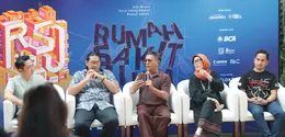Sutradara pementasan Rumah Sakit Jiwa Rangga Riantiarno (tengah) bersama Program Manager Bakti Budaya Djarum Foundation Billy Gamaliel (kiri) dan Perancang Kostum pementasan Rumah Sakit Jiwa Samuel Wattimena (kanan) memberikan keterangan kepada media pada acara jelang pertunjukan teater Rumah Sakit Jiwa di Jakarta, Jumat (10/7/2026).