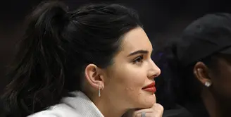Wajah Kendall Jenner tak terlihat mulus di Golden Globe 2018. Kendati demikian, ia bukan satu-satunya selebriti yang nggak malu pamer jerawat. (StyleCaster)