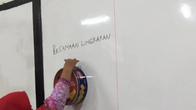 6 Potret Pengganti Alat Tulis yang Dipakai Guru Nulis di Papan Ini Bikin Tepuk Jidat