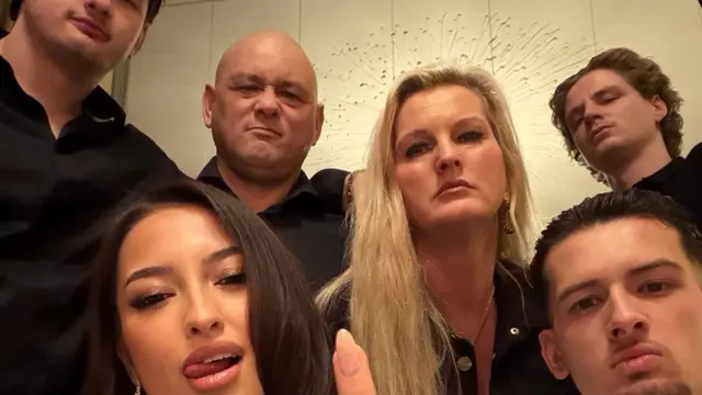 Cincin tunangan Jennifer Coppen Dilamar Justin Hubner. [@jennifercoppenreal20]