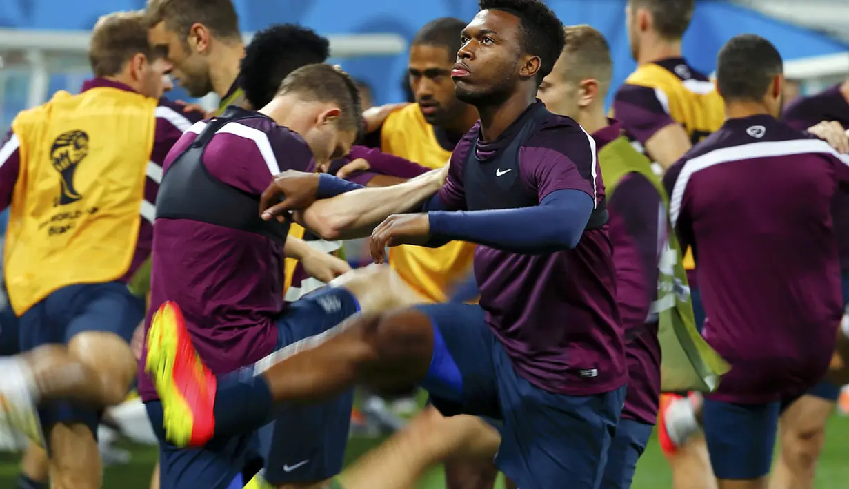 Daniel Sturridge (tengah) melakukan sesi pemanasan bersama The Three Lions jelang sesi latihan di Stadion Corinthians, Sao Paolo, Brasil, (19/6/2014). (REUTERS/Damir Sagolj) 