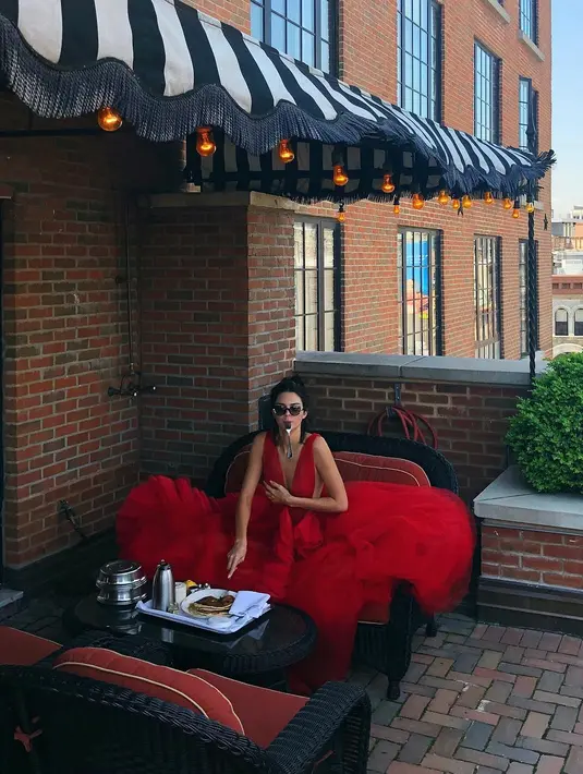 Beruntung, Kendall Jenner masih bisa datang di acara makan   malam. (instagram/kendalljenner)