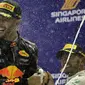 Pebalap Red Bull, Daniel Ricciardo, finis kedua lpada balapan F1 Singapura di Marina Bay City Circuit Singapore, (17/9/2017). F1 GP Singapura sempat terganggu akibat kecelakaan pada awal start. (AP/Wong Maye-E)