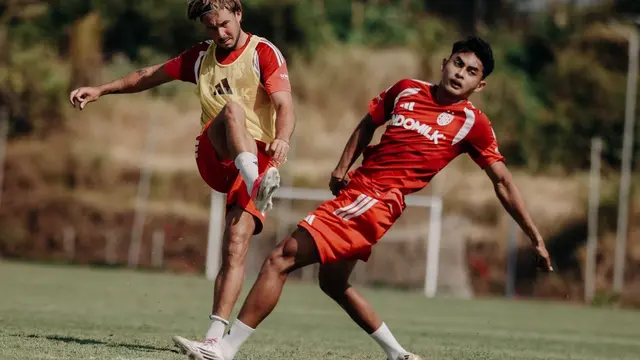 Gelandang Bali United Brandon Wilson melepaskan operan saat sesi latihan di Bali United Training Center