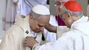 Sebelumnya, Paus Leo XIV juga menerima pallium dari Kardinal Prancis Dominique Mamberti. (Filippo MONTEFORTE/AFP)