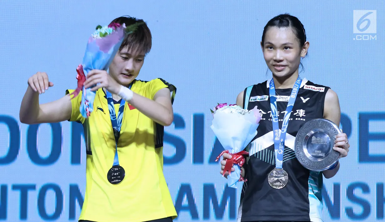 Tunggal putri Taiwan, Tai Tzu Ying (kanan) bersama pebulu tangkis China, Chen Yufei usai Final Indonesia Open 2018 di Istora GBK, Jakarta, Minggu (8/7). Tai Tzu Ying menang 21-23 21-15 21-9. (Liputan6.com/Helmi Fithriansyah)