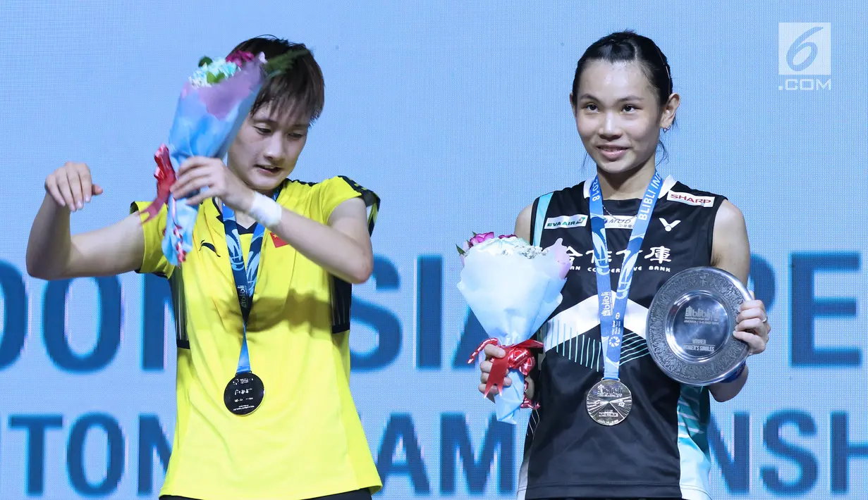Tunggal putri Taiwan, Tai Tzu Ying (kanan) bersama pebulu tangkis China, Chen Yufei usai Final Indonesia Open 2018 di Istora GBK, Jakarta, Minggu (8/7). Tai Tzu Ying menang 21-23 21-15 21-9. (Liputan6.com/Helmi Fithriansyah)