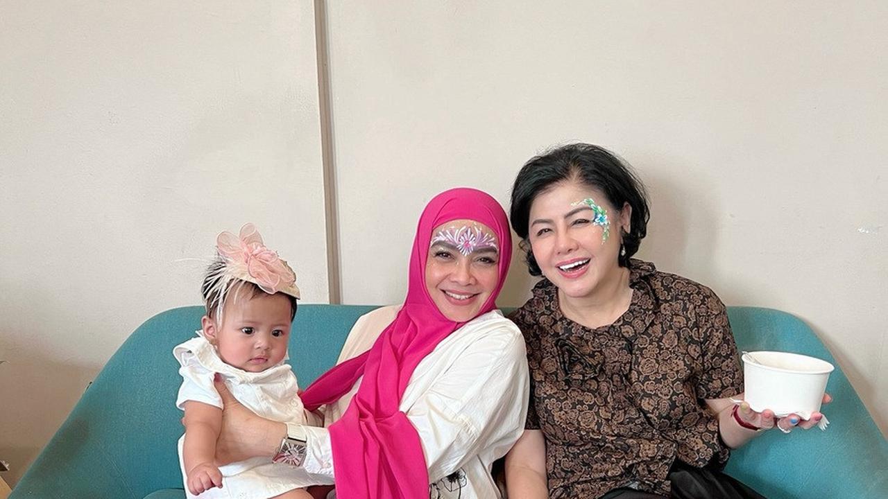 Desiree Tarigan, sahabat dekat Rieta Amilia, juga hadir dalam acara ini, menunjukkan dukungan mereka yang tak terpisahkan.<br>