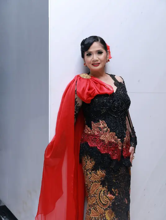 Titiek Puspa mendedikasikan seluruh hidupnya di musik. Tidak heran, jika dia dianugerahkan penghargaan BASF Awards pada 1994 untuk pengabdian panjangnya di dunia musik. (Galih W. Satria/Bintang.com)