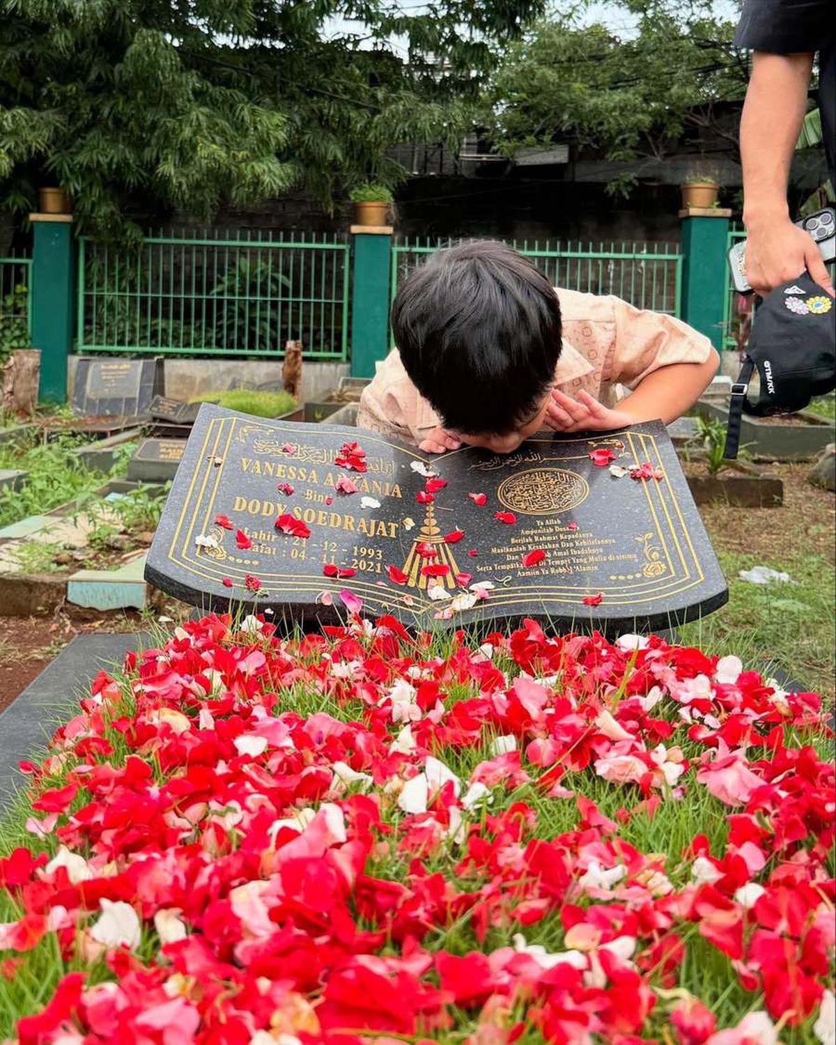 Hari Ultah Vanessa Angel, Ini 8 Potret Momen Fuji dan Fadly Faisal Ajak Gala Nyekar ke Makam Orangtuanya