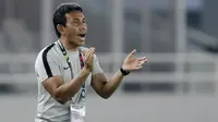 Pelatih Timnas Indonesia, Bima Sakti, memberikan instruksi saat melawan Filipina pada laga Piala AFF 2018 di SUGBK, Jakarta, Minggu (25/11). Kedua negara bermain imbang 0-0. (Bola.com/M. Iqbal Ichsan)