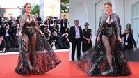 Aktris Amerika Serikat sekaligus Presiden Juri Venice Film Festival 2022 Julianne Moore tiba untuk upacara pembukaan dan pemutaran film "White Noise" di Venesia, Italia, Rabu (31/8/2022). Julianne Moore mencuri perhatian saat menghadiri Venice Film Festival 2022. (Marco BERTORELLO/Tiziana FABI/AFP)