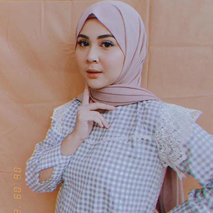 6 Potret Gaya Hijab Kesha Ratuliu, Tutorial Terbarunya Tuai Cibiran