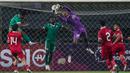 <p>Penjaga gawang&nbsp;timnas Indonesia, Syahrul Trisna Fadillah (tengah), berhasil menangkap bola dari jangkauan pemain Burundi dalam pertandingan uji coba FIFA Matchday yang berlangsung di stadion Patriot Candrabhaga, Bekasi, Sabtu (25/3/2023). (Bola.com/Bagaskara Lazuardi)</p>