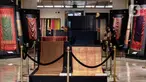 Pengunjung melihat kain tenun di pameran tenun bertajuk "Nuansa Kemilau Wastra Tenun Indonesia" di Museum Tekstil, Jakarta, Rabu (20/7/2022). Pameran dalam rangka memperingati HUT ke - 77 RI ini berlangsung hingga 31 agustus 2022 mendatang dan menampilkan kerajinan tenun dari Sumatera, Sulawesi, dan Timor. (Liputan6.com/Johan Tallo)