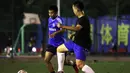 Orang-orang bermain sepak bola pada malam hari di lapangan sepak bola Guangming Square, Yinchuan, Daerah Otonom Etnis Hui Ningxia, China, 5 Agustus 2020. Kota Yinchuan menyediakan berbagai fasilitas (venue) olahraga yang memadai bagi warganya untuk berolahraga di malam hari. (Xinhua/Jia Haocheng)