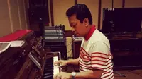 Romahurmuziy bermain piano. (dok.Instagram @romahurmuziy/https://www.instagram.com/p/BKvnG4Pg11Y/Henry