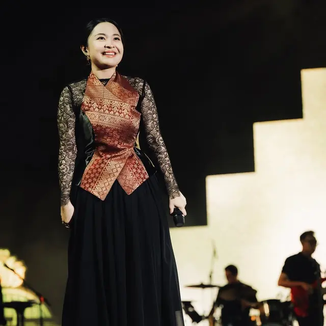 Debut di Prambanan Jazz, Bernadya Ribka Tampil Memukau dengan Kebaya Janggan Modifikasi