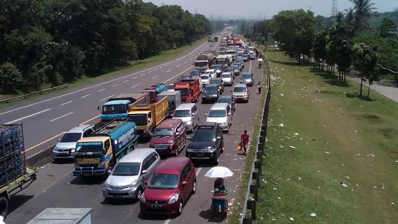 Libur Lebaran, Jalur Puncak Padat Merayap Mobil Plat B