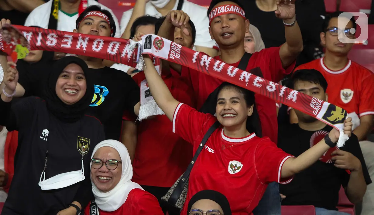 Suporter Timnas Indonesia memberikan support dalam lanjutan Kualifikasi Piala Dunia 2026 melawan Filipina di Stadion Utama Gelora Bung Karno, Jakarta, Selasa (11/6/2024). (Liputan6.com/Herman Zakharia)