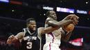 Pemain Los Angeles Clippers, Brandon Bass (kanan) berebut bola dengan pemain,  San Antonio Spurs, Dewayne Dedmon pada laga NBA basketball game di Staples Center, (22/12/2016). Clippers menang 106-101. (AP/Jae C. Hong)