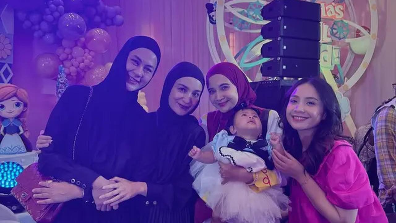 8 Gaya Selvi Ananda, Geng Cendol, hingga Aaliyah Massaid di Pesta Ulang Tahun Bertema Disney Princess Anak dr. Feni Nugraha