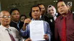 Perwakilan Advokat Peduli Kebangsaan menunjukan surat kuasa dari putri bungsu Wapres Jusuf Kalla, Chairani Kalla, di Bareskrim Polri, Senin (29/5). Keluarga JK melaporkan Silfester Matutina atas dugaan pencemaran nama baik (Liputan6.com/Immanuel Antonius)