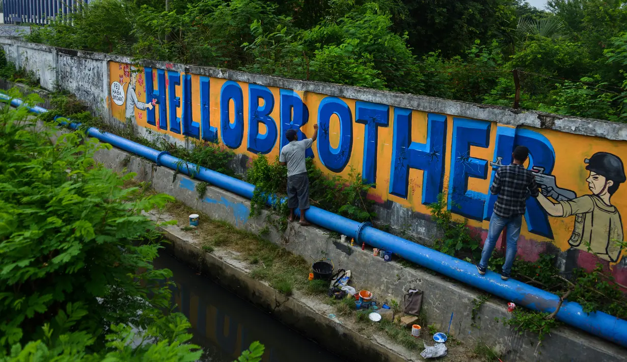 Seniman melukis mural bertulis “Hello Brother” di Banda Aceh, Aceh, Kamis (21/3/2019). Tulisan mural “Hello Brother” sebagai penghormatan seniman Aceh kepada para korban penembakan massal di Christchurch, Selandia Baru. (CHAIDEER MAHYUDDIN/AFP)