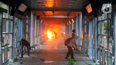 Massa membakar halte Transjakarta di Jalan MH. Thamrin, Jakarta, Kamis (8/10/2020). Aksi anarkis massa dilakukan setelah bentrok dengan petugas kepolisian di kawasan Patung Kuda, Jakarta.(merdeka.com/Arie Basuki)