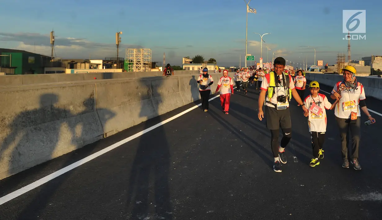 Peserta berlari di jalan Tol Bogor Outer Ring Road (BORR) saat mengikuti Bogor Running Race, Bogor (01/04). Lomba lari ini dilakukan dalam rangka jelang peresmian Jalan Tol BORR Seksi IIB. (Merdeka.com/Arie Basuki)