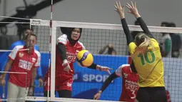 Pemain timnas bola voli putri Indonesia, Wilda Siti Nurfadhilah (kiri) melepaskan spike yang berusaha diblok pemain Australia, Kasey Hogan pada laga lanjutan Grup E babak Delapan Besar Kejuaraan Bola Voli Putri Asia AVC Challenge Cup 2023 di GOR Tri Dharma, Gresik, Jawa Timur, Rabu (21/6/2023) malam WIB. Indonesia menang 3-0 (25-13, 25-17, 25-16) dan dipastikan lolos ke semifinal. (Dok. PBVSI)