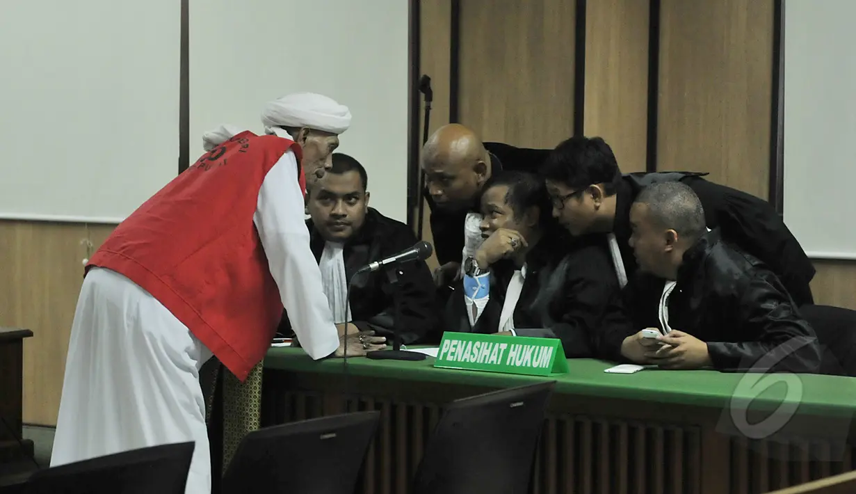 Habib Shahabuddin Anggawi berdiskusi dengan penasehat hukumnya usai sidang vonis di PN Jakarta Pusat, Senin (6/4/2015). Habib Shahabuddin dan Habib Novel divonis hakim 7 bulan penjara. (Liputan6.com/Johan Tallo)