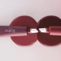 Intip produk terbaru Raine Beauty: Lip Balm Creamy dengan warna intens dan sentuhan lembut membuat kamu semakin berkelas dan percaya diri! (Sumber: Raine Beauty).